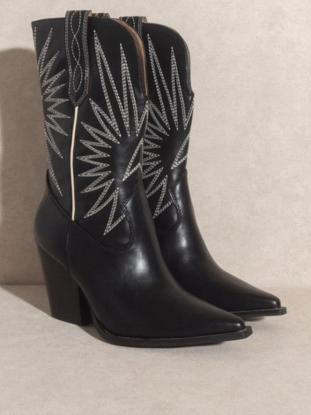 NWOT Starburst Embroidery Boots Size 8.5